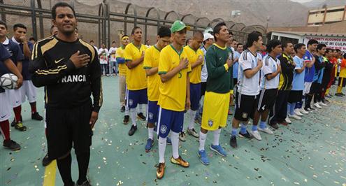 فيديو وصور .. كأس العالم ينطلق قبل موعده في سجون بيرو
